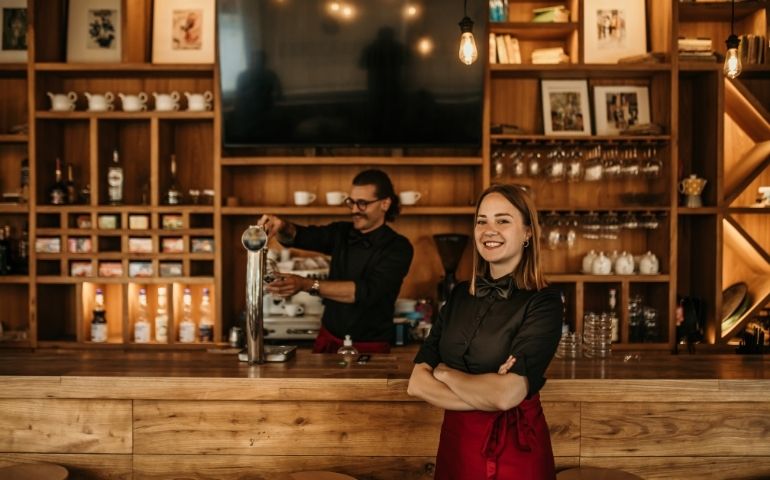 カフェ業態のお店で働く人