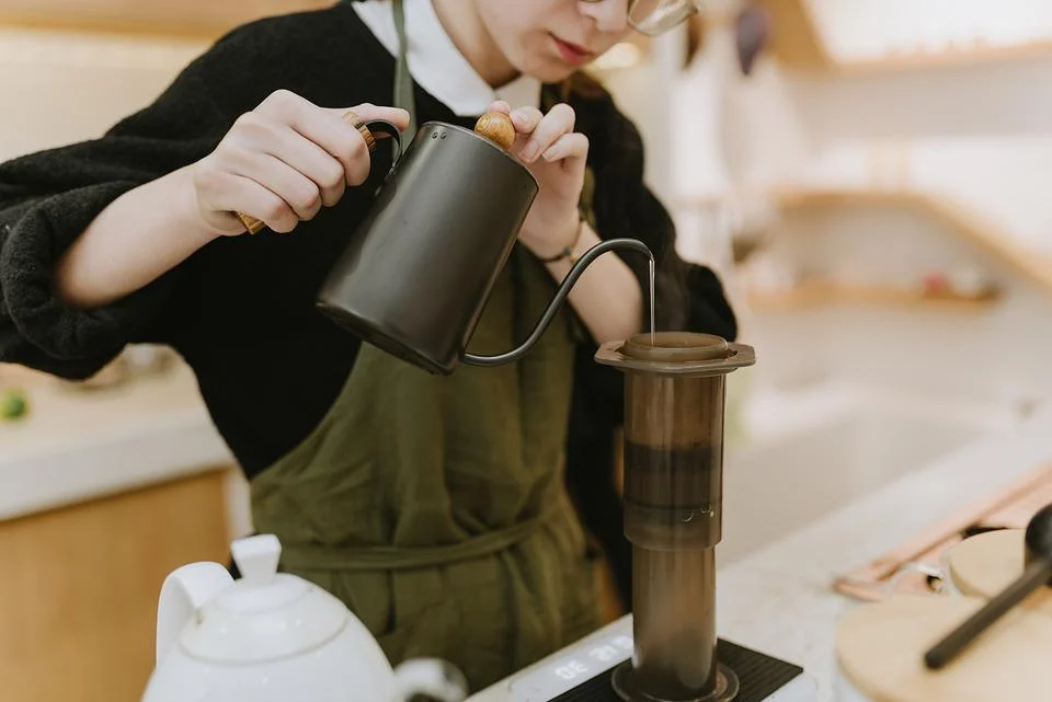 バリスタ　コーヒーを淹れる