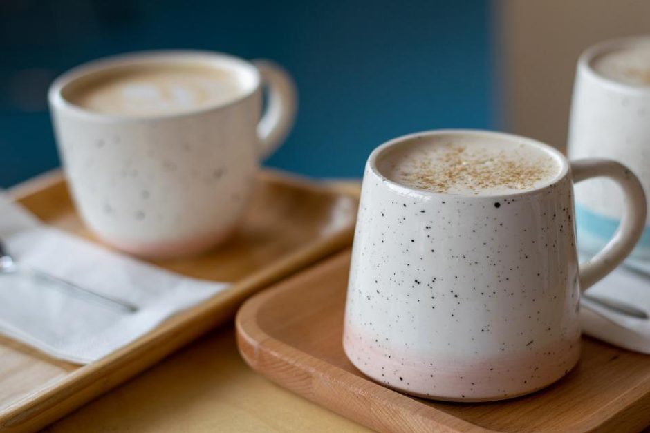 テーブルに置かれた2杯のコーヒー