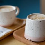 テーブルに置かれた2杯のコーヒー