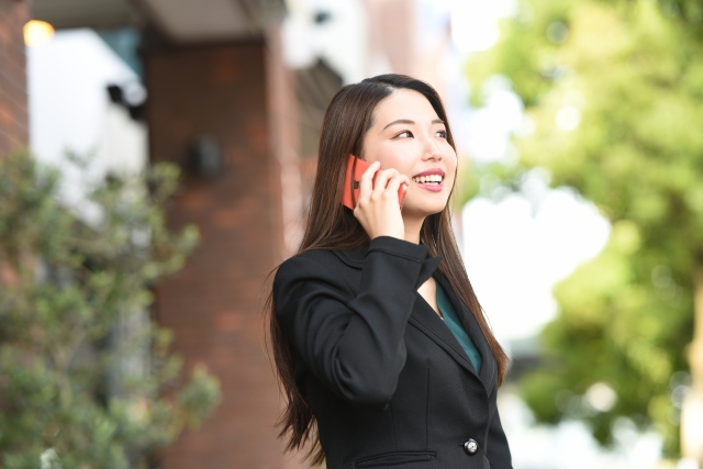 スマホで電話する女性