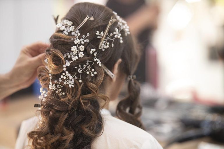 ヘアセットを行う女性と美容師