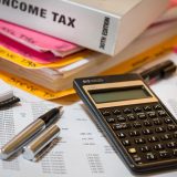 税金関係の書類と電卓
